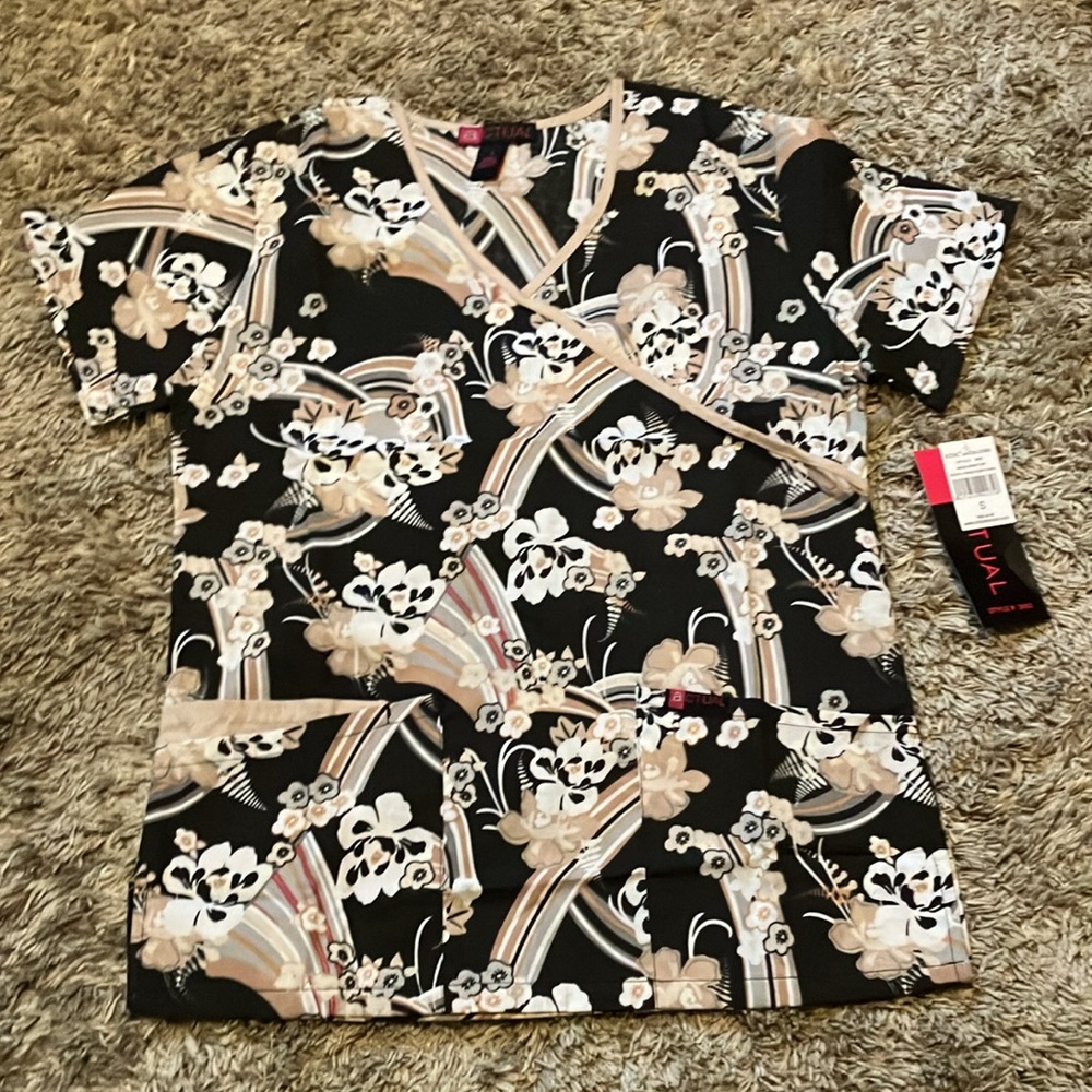 NWT aCTUAL Women’s Floral Scrub Top